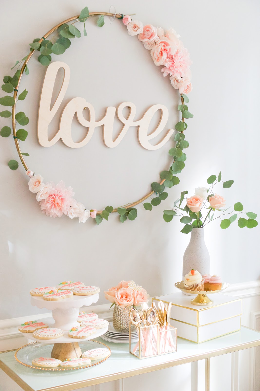 Como hacer coronas gigantes de flores para decorar tu boda (facil y barato)