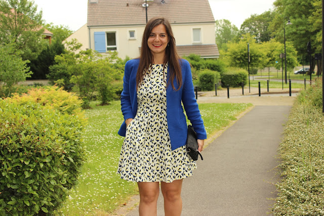 robe zara à motif, veste bleu, pochette jonak