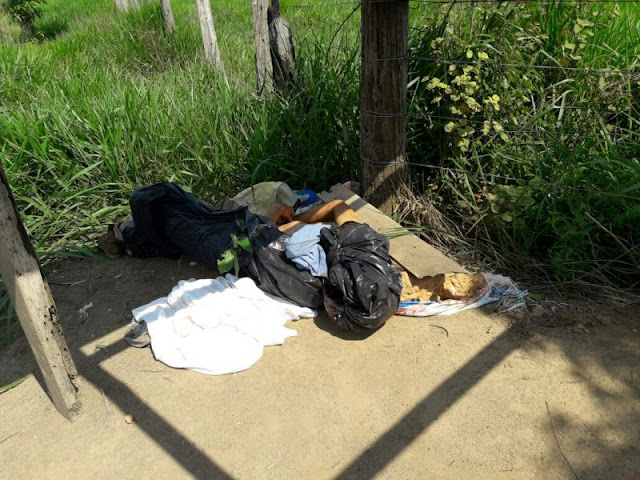 Na bala! Disputa por terras termina com homem morto dentro de saco e camionete incendiada e cravada de balas! Na bala! Disputa por terras termina com homem morto dentro de saco e camionete incendiada e cravada de balas!