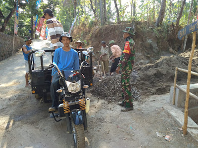PENGECORAN JALAN DI KEBUT ANTISIPASI DATANGNYA MUSIM PENGHUJAN PENGECORAN JALAN DI KEBUT ANTISIPASI DATANGNYA MUSIM PENGHUJAN