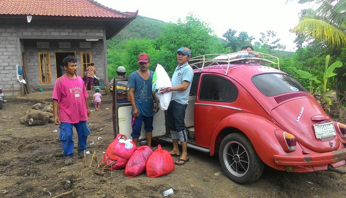 Semeton Jurnalis Bali Salurkan Bantuan Korban Banjir Buleleng