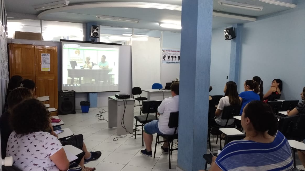 Um Professor Do Curso De Licenciatura Em Geografia EDUCA Um Professor Do Curso De Licenciatura Em Geografia EDUCA
