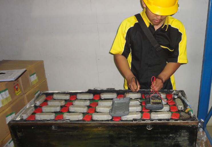 cara merawat bateray forklift