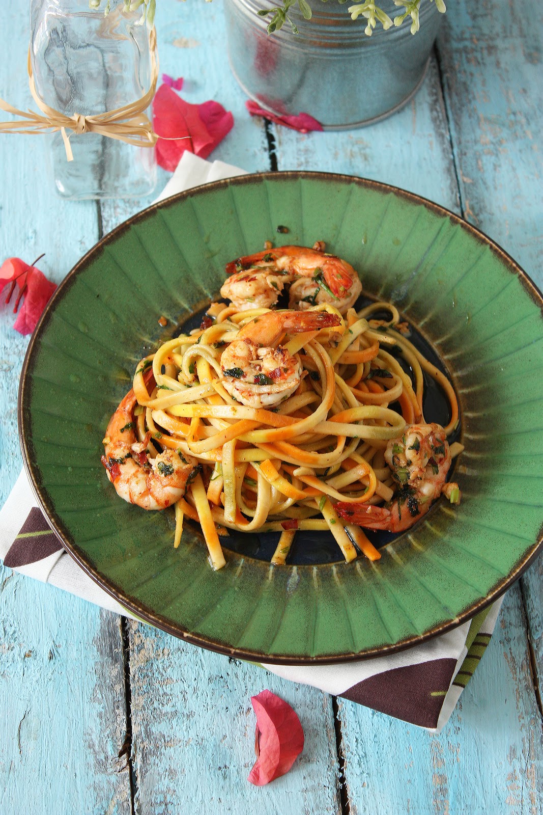 Cherry on a Cake: RACHAEL RAY'S AGLIO OLIO (GARLIC & OIL) WITH SPICY SHRIMPS & SWEET PRESENTS