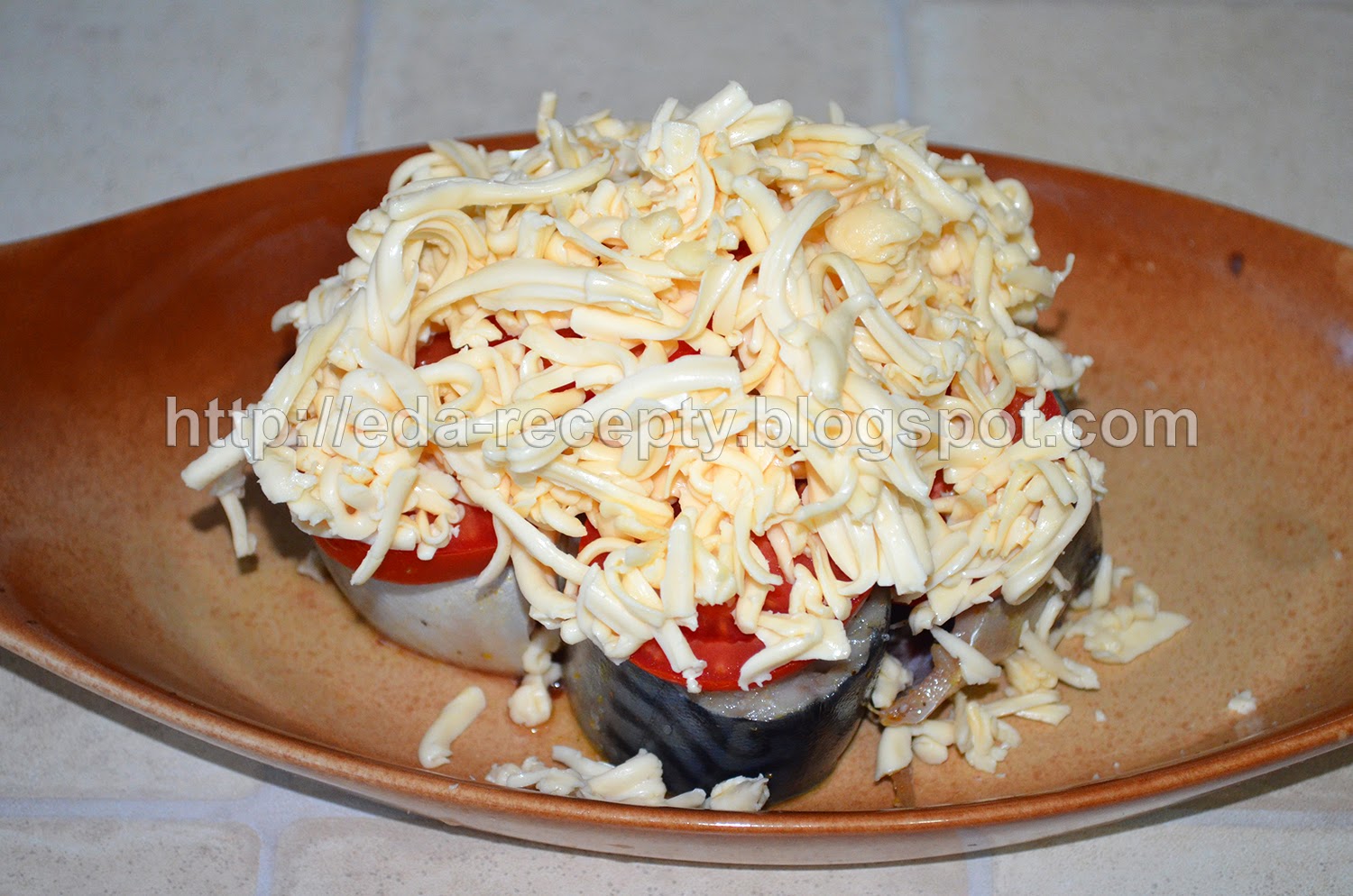 Скумбрия, запеченная с помидорами и сыром: положить в форму для запекания