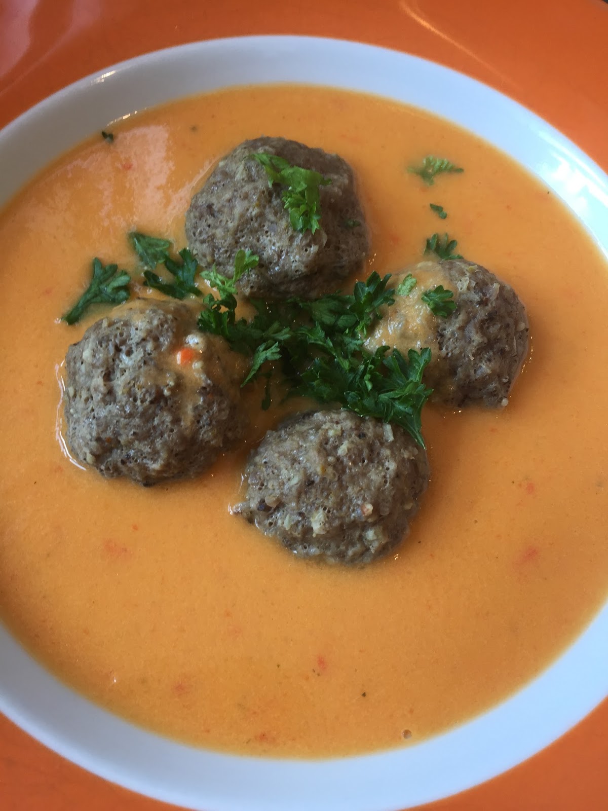 Claudia&amp;#39;s Küche: Paprikacremesuppe mit Hackbällchen
