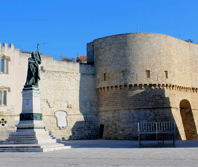 Monumento aos heróis e muralhas de Otranto