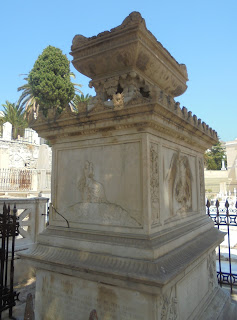 το ταφικό μνημείο του Βλαδίμηρου Αντωνιάδη στο ορθόδοξο νεκροταφείο του αγίου Γεωργίου στην Ερμούπολη