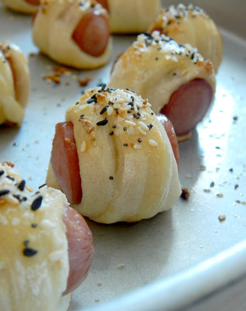 Everthing Bagel Dogs...perfect party appetizer! Great finger food for the Super Bowl, potlucks, tailgating or appetizer nights. (sweetandsavoryfood.com)