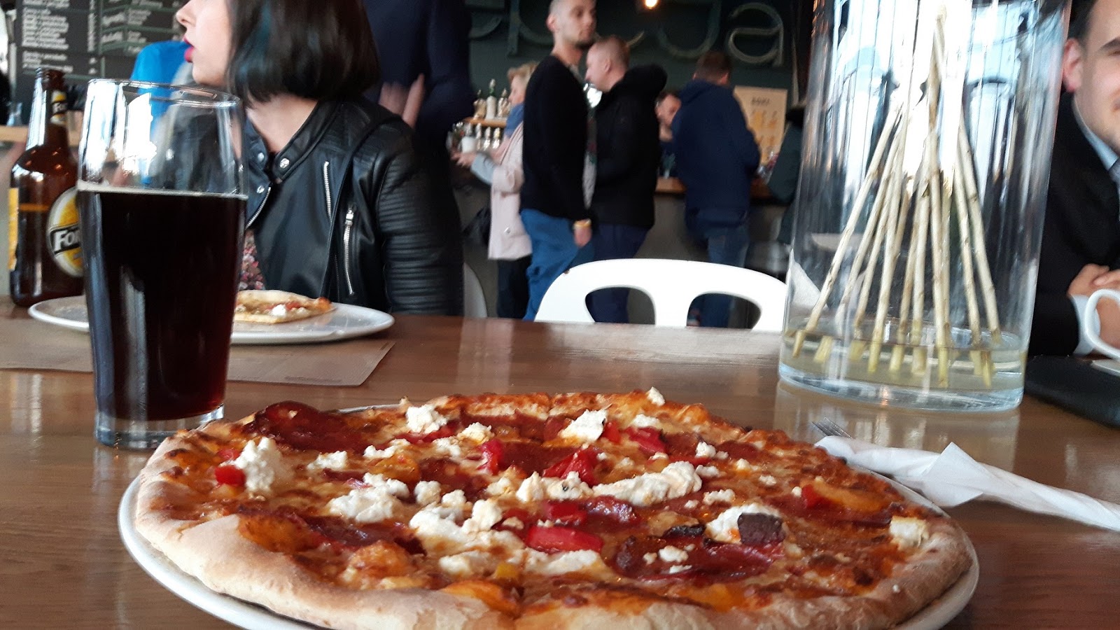 Wzruszające uciechy stołu Pizza w Forum Przestrzenie