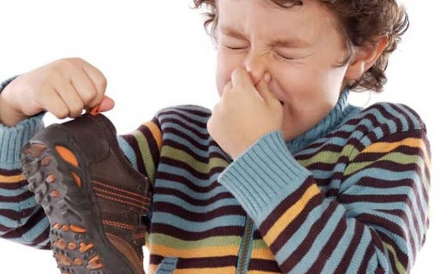 3 Tips Praktis Mengatasi Bau Tak Sedap pada Sepatu Anda  Medsosna