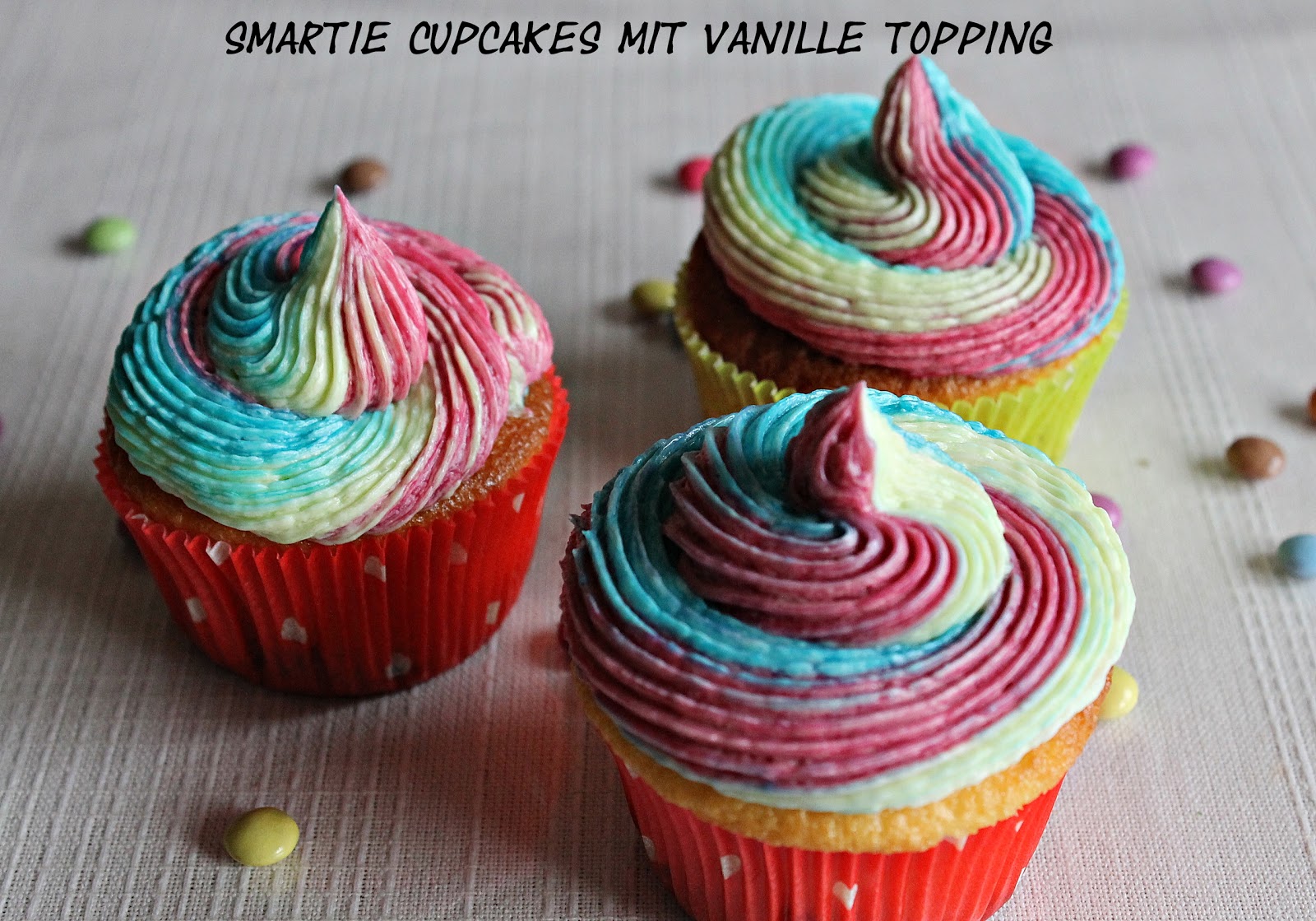 wunderbare Fantasie: Smartie-Cupcakes mit buntem Vanille-Topping