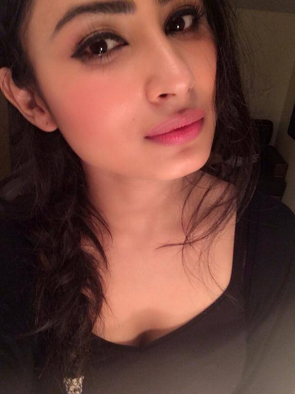 Mouni Roy Hot and Bold Pink Lips Naagin 2 Pics Tv Serial Actress in India