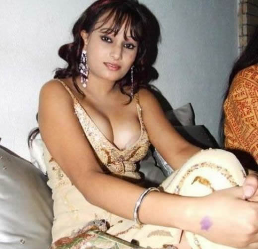 Desi Hot Indian Girl The Great Indian Cleavage Show