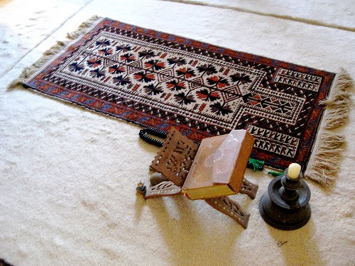 Si vous possédez tapis de prière et Coran, dénoncez-vous !