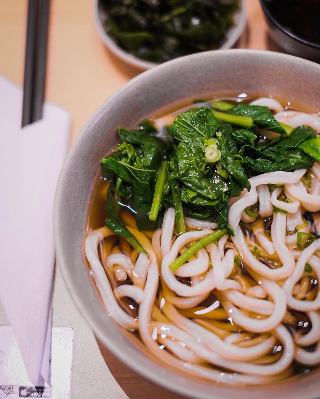 Udon-Nudelsuppe mit Frühlingszwiebeln und Baby-Spinat