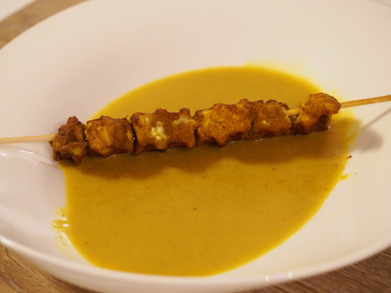 Curry-Bananen Suppe mit Hähnchen-Spieß (4 Portionen)