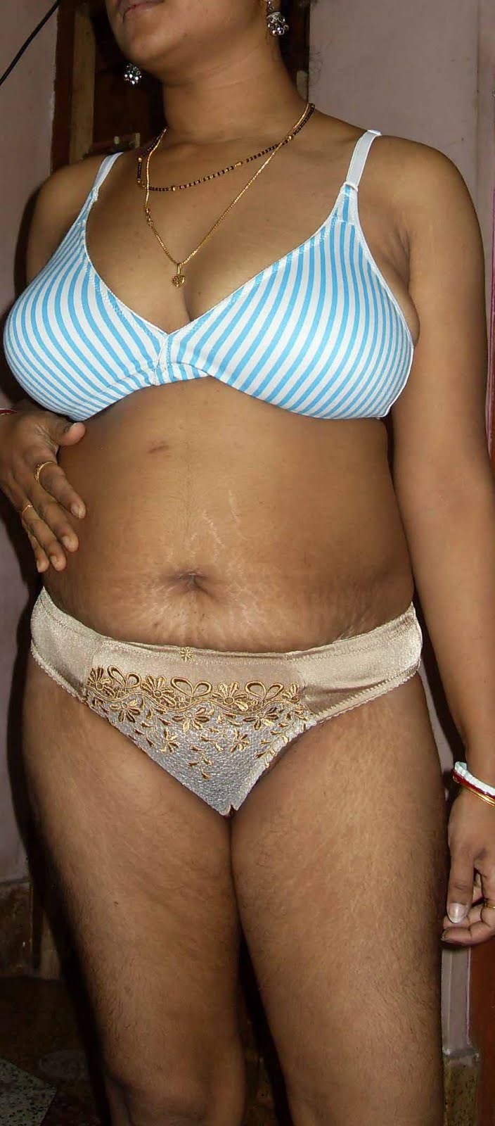 Desi Girl Upskirt Panties - Desi Nude In Bra Panties - PORNO XXX Photos