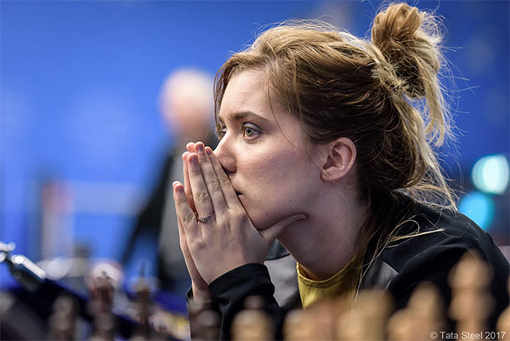 Jovana Rapport prie pour son mari Richard dans la ronde 4 du Tata Steel - Photo © site officiel Jovana Rapport prie pour son mari Richard dans la ronde 4 du Tata Steel - Photo © site officiel