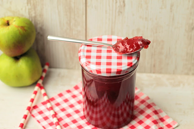 Making Bramley Apple and Damson Plum Jam, don't you just love autumn! www.goodfoodshared.blogspot.com