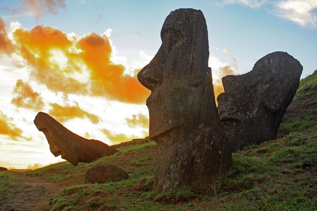 Каменные идолы. Каменные статуи острова Пасхи. Каменные идолы острова Пасхи. Остров Пасхи статуи Моаи. Моаи на острове Пасхи.