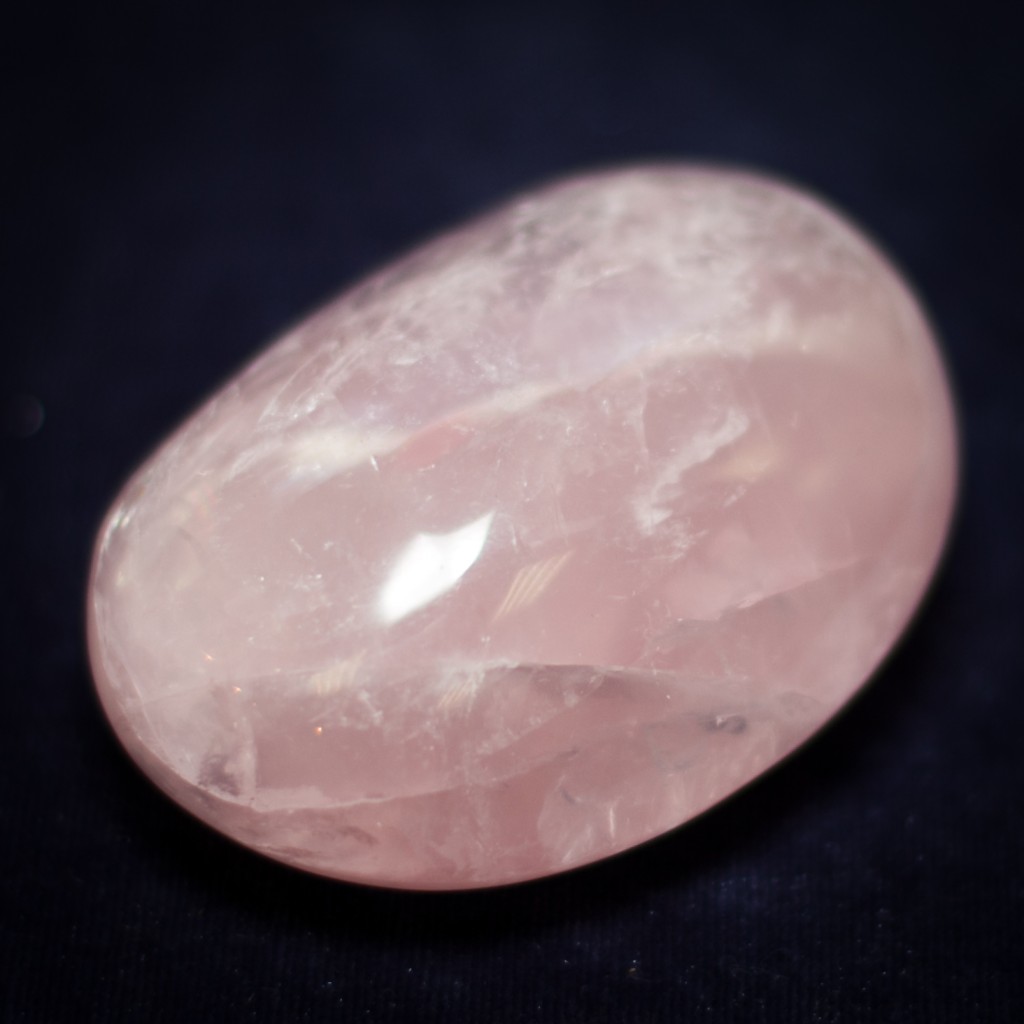 Розово белый камень. Кварц полудрагоценный камень. Кварц b1kdl. Кварц r174nkb7a. Лавандовый кварц огранка.