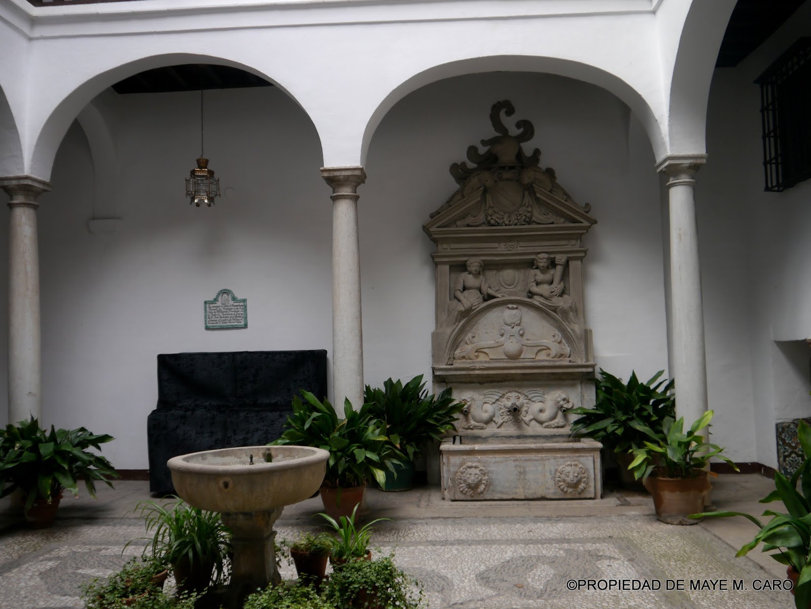 Pilones y Aljibes de Granada En el patio de la Casa de los Condes de