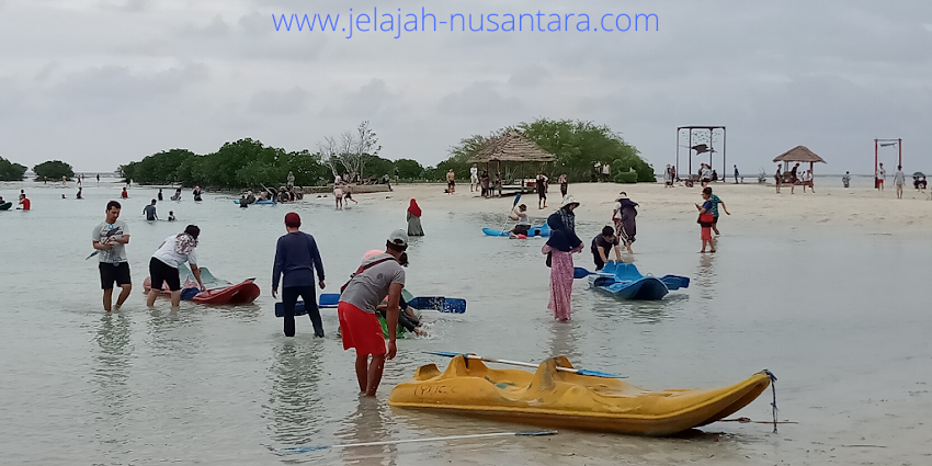 Bermain Kano di Pantai Pasir Perawan - wisata gabungan trip pulau pari paket wisata murah open trip pulau pari 3hari 2 malam kepulauan seribu