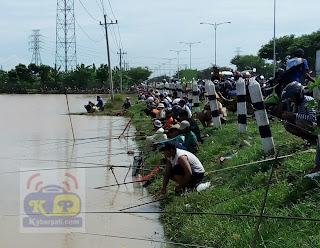 Paska Banjir Semalam, Ratusan Warga Datangi Sawah Dan Sungai