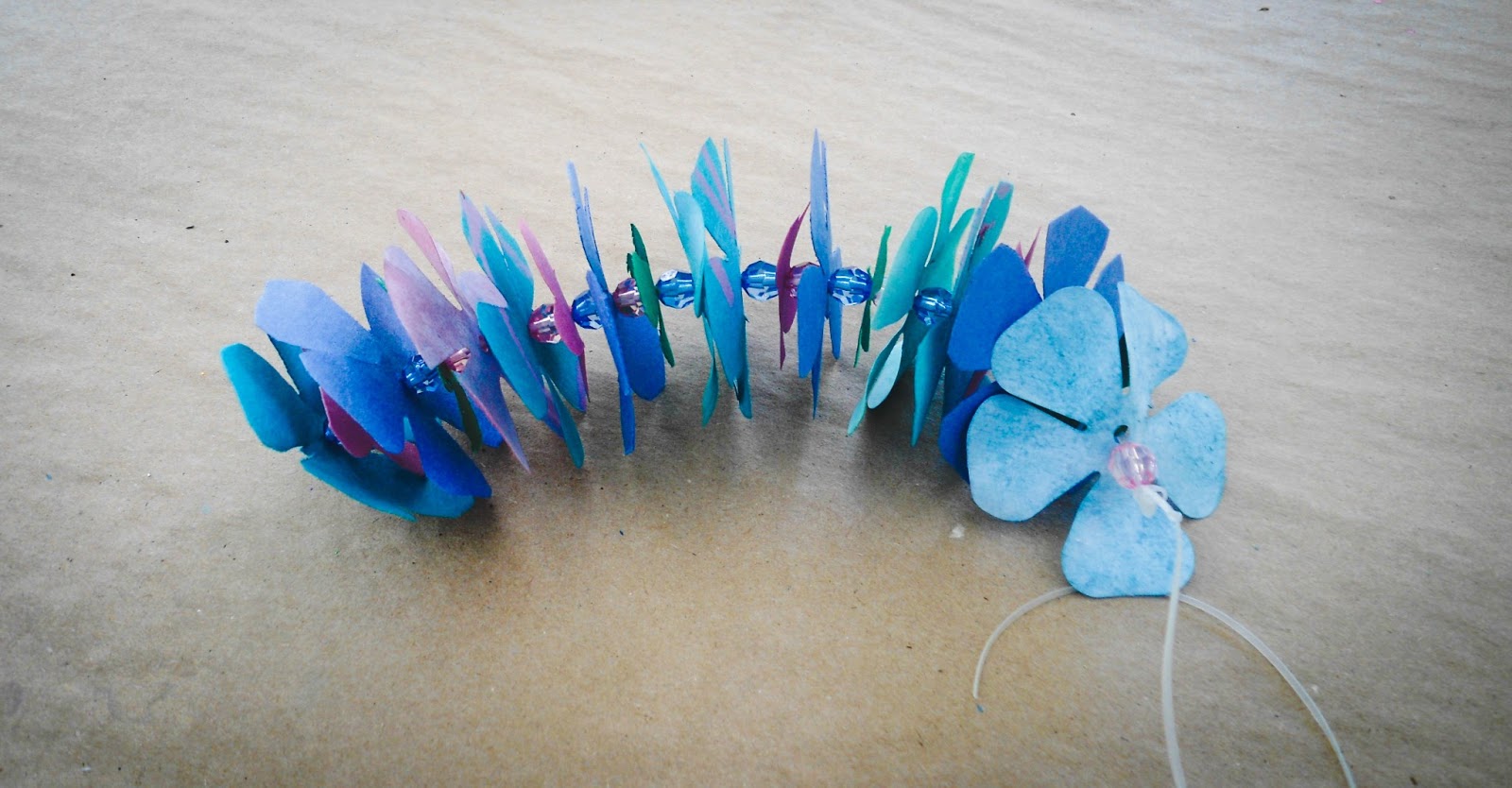 What Katie did next....... Craft of the Day Hawaii Flower Necklace