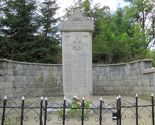 Jarnołtów - pomnik poległych w I wojnie światowej.