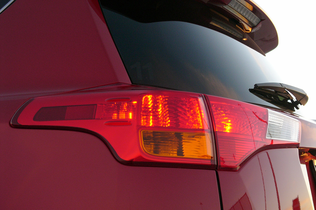 задние фонари toyota rav4 2016. задние тюнинговые фонари тойота рав 4 2013. задний фонарь рав 4 2020. тойота рав 4 задний фонарь. фонарь задний рав 4 2008.