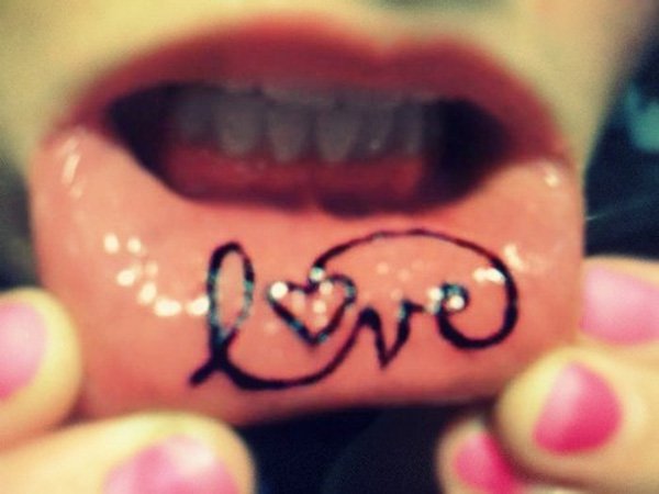 Tatuaje en el labio love