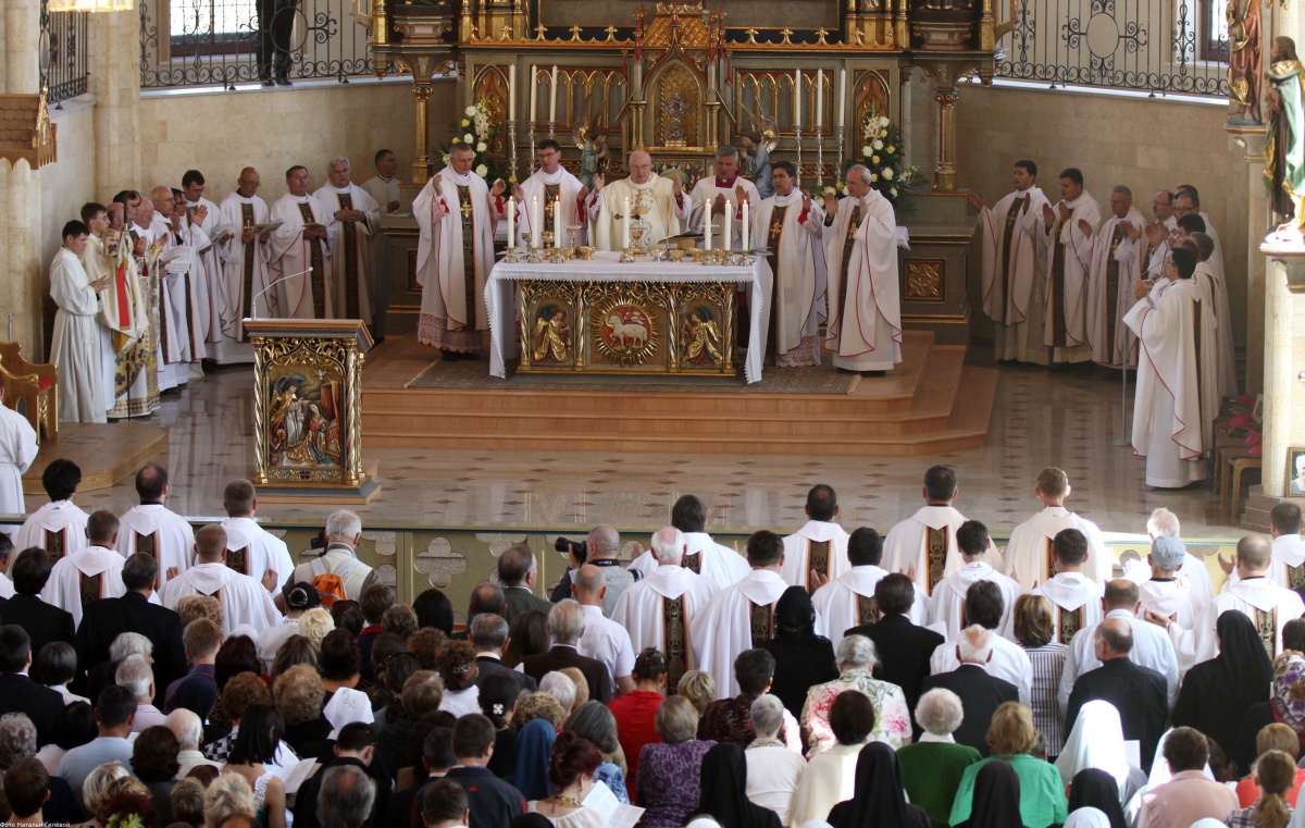 церковь служба католик. служба в католическом храме. католическая церковь на арском кладбище. прихожане католической церкви. прихожане католической церкви.