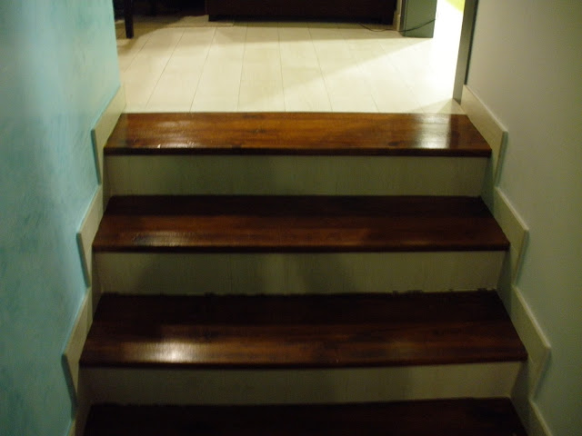 Construcciones Rudi: Escalera de madera y suelo imitando parquet