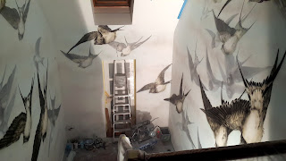 Malowanie jaskółek Ozdobne malowanie ściany, malowanie graffiti na klatce schodowej, mural w lofcie, Jaskółki
