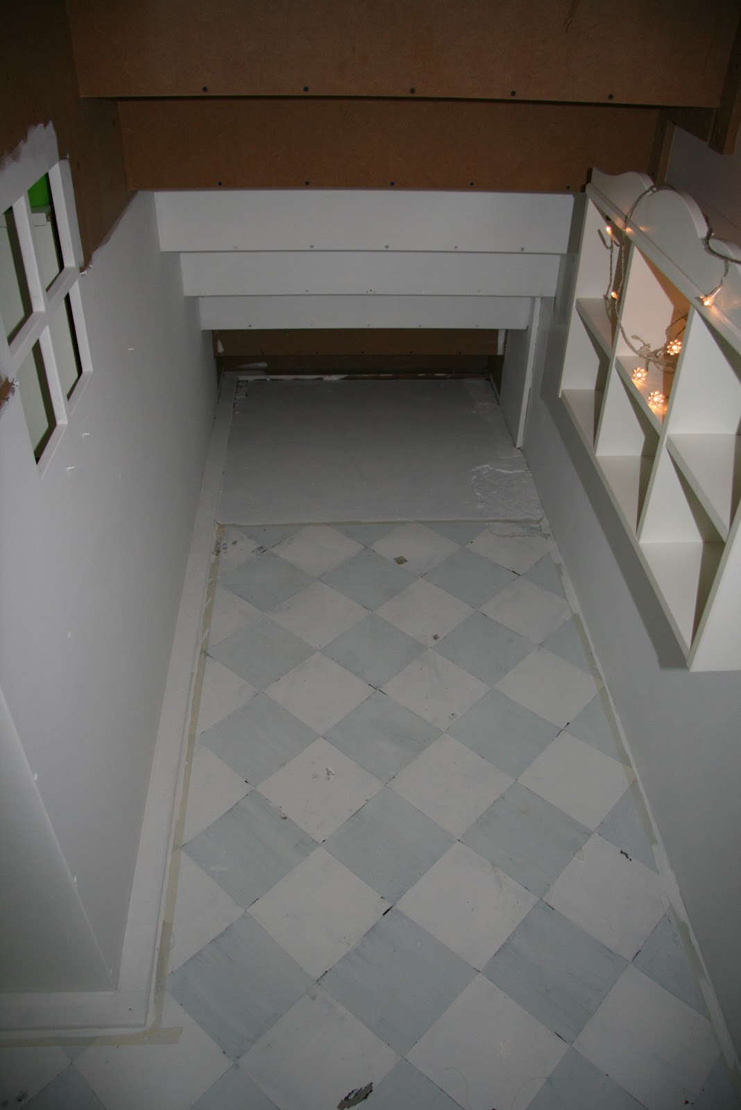 http://3.bp.blogspot.com/-m1pbAAgP6nA/UEEVUXyY2QI/AAAAAAAAAwY/uOIJltqyk-M/s1600/Stairs+house+-+painting+floor+an+wall+white+and+blue+3.jpg