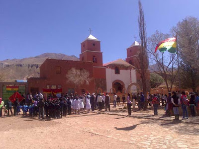 Nationalfeiertag in Bolivien Versammlung auf dem Platz vor der Kirche. Für dieses Foto stehe ich eine Stunde 300 m vor der Entelantenne, also die Fotos sind Gold wert, dann ist natürlich die Batterie vom Compu leer.