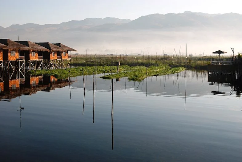 Rumah panggung di Danau Inle - keterangan
