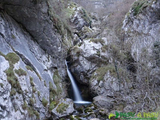 Pequeña cascada en el Río Taranes