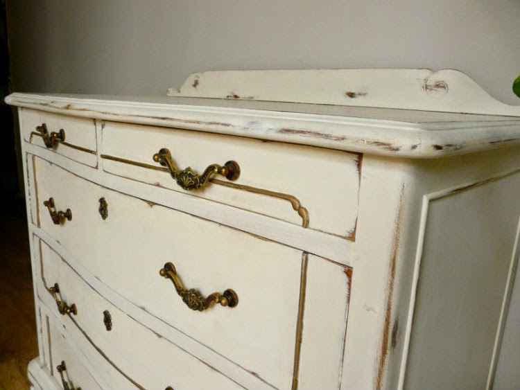 Comoda blanca restaurada