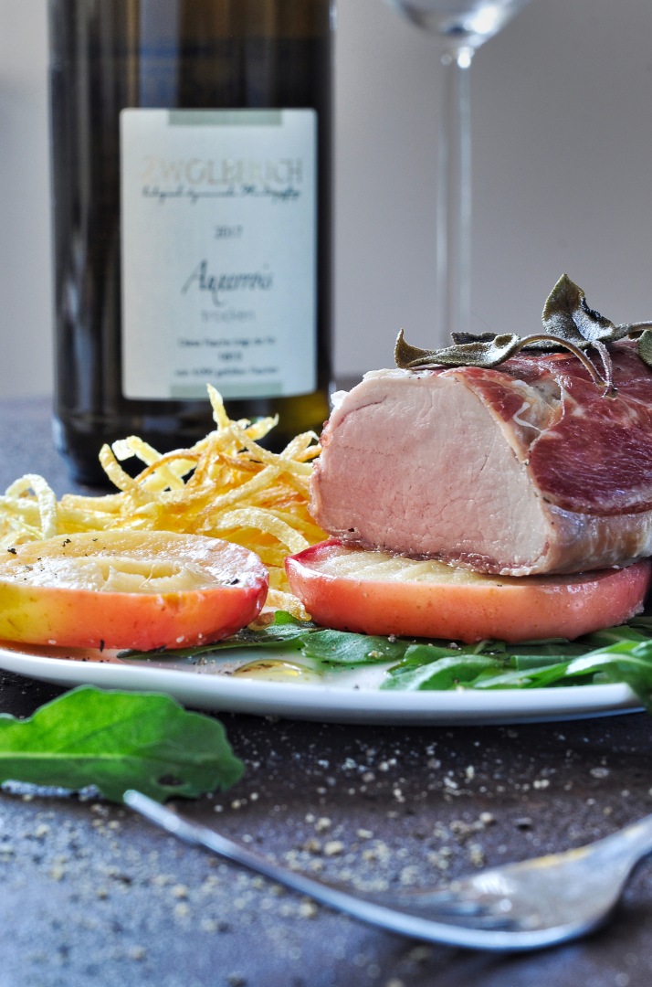 Schweinefilet im Schinkenmantel auf geschmorten Apfelscheiben mit ...
