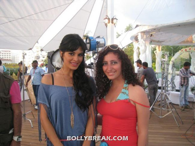 The fan takes a picture with the lovely jacqueline fernandez - (2) -  Deepika,John,Jacqueline,Anil and Saif Race 2 - Fan photos