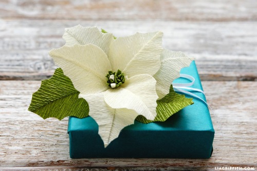 Con papel crepe haz lindas flores navideñas para decorar tu hogar ~  lodijoella