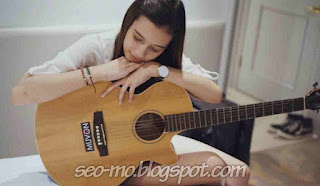 Foto Cantik Annette Edoarda Membawa Gitar Foto Cantik Annette Edoarda Membawa Gitar