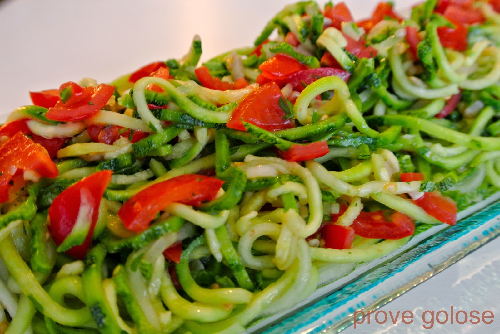 spaghetti crudi di zucchine e cetriolo