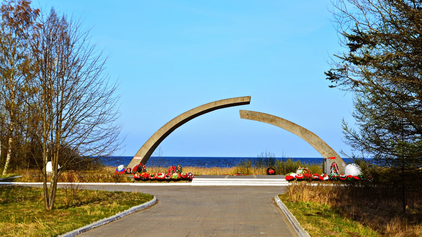разорванное кольцо блокады памятник. мемориал разорванное кольцо блокады ленинграда. разорванное кольцо ладожское озеро. монумент на ладоге разорванное кольцо. разорванное кольцо ладожское озеро.