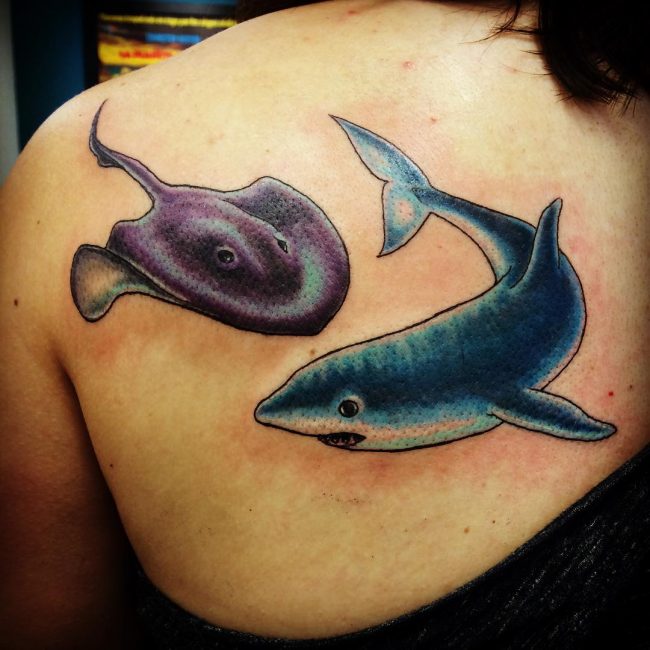 tatuaje de mantarraya luchando contra tiburon