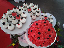 wedding cake red roses