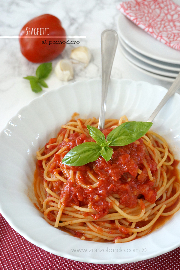 Spaghetti al sugo di pomodoro fresco ricetta semplice - fresh tomato sauce spaghetti recipe light vegan italian cuisine